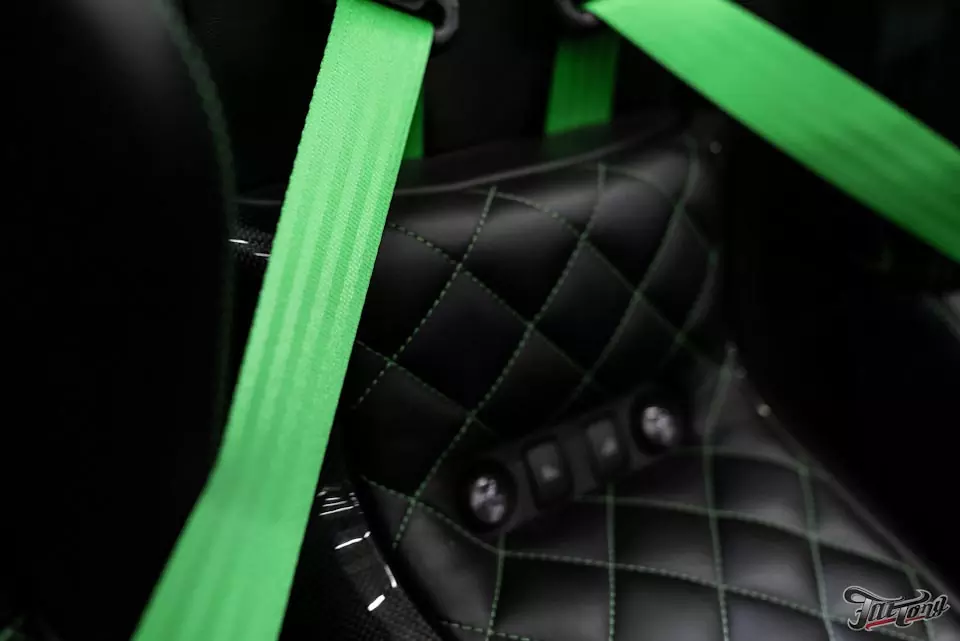 Lamborghini Murcielago. Установили цветные ремни безопасности.